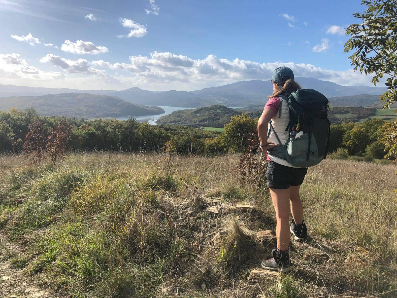 Wandern blickt in die Ferne auf einen See