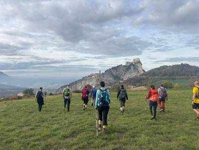 Wandergruppe mit San Leo im Blick